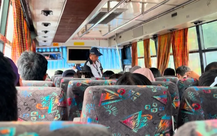 車上的售票人員(Zeric Huang 攝)