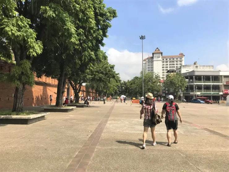 來！來！來！就是那個門啦！