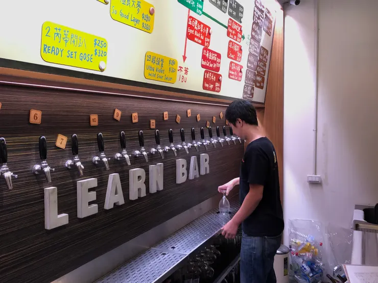 拉精釀啤酒前會先洗杯，除確保衛生，也幫助酒杯降溫