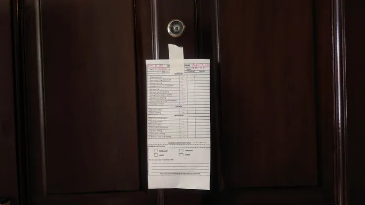 打掃人員留下來的確認清單。Photo: Zora @ EGI Hotel, Mactan. (Aug. 2, 2023.)