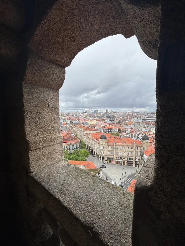 從塔樓的窗往外看的景象