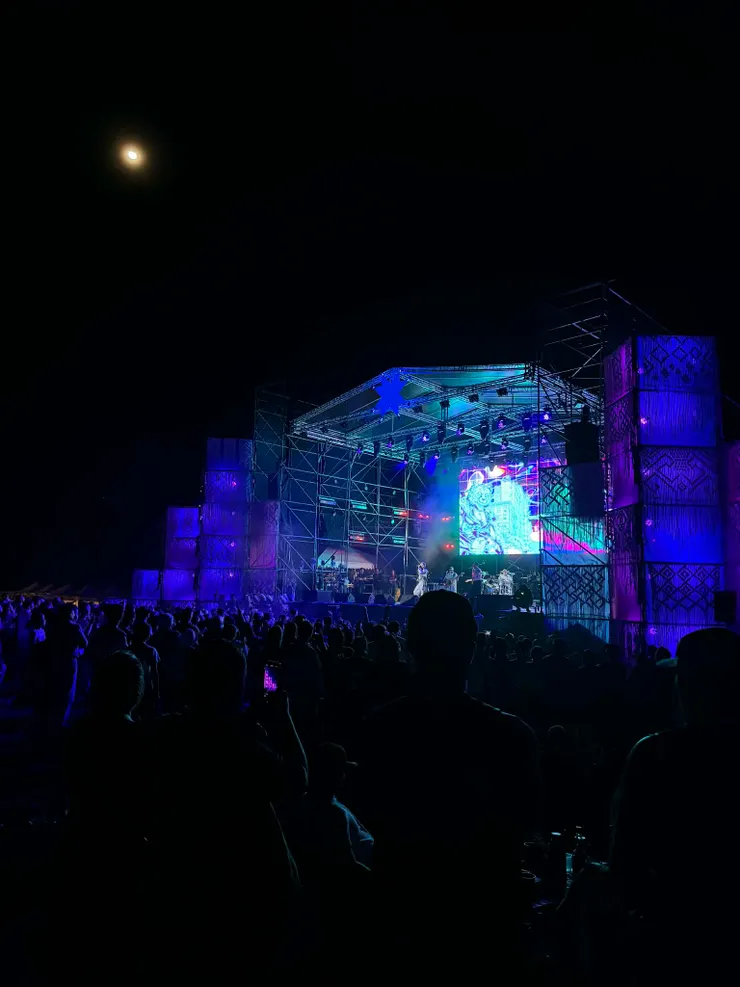 夜晚的現代舞台搭配月光實在美