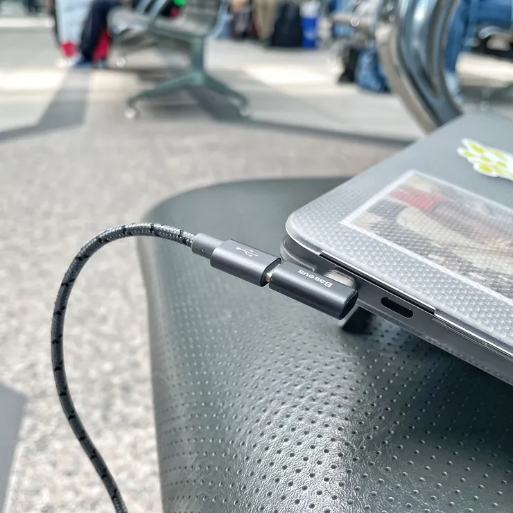 另一端接上Type-C的線,然後磁吸上去