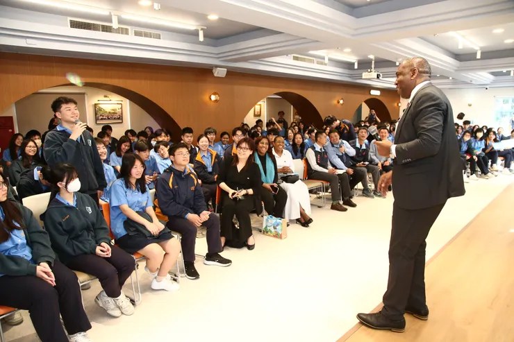 活動全程採英語進行互動交流，學生積極回應與提問，展現良好的語言能力與自信表達。