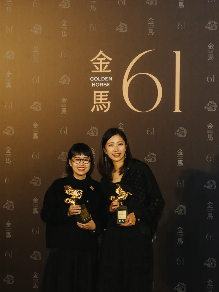 第 61 屆最佳紀錄短片獎得主，《顏色擷取樣本.mov》導演陳卓斯（左）、王繼堯（右）。／攝影 朱學文