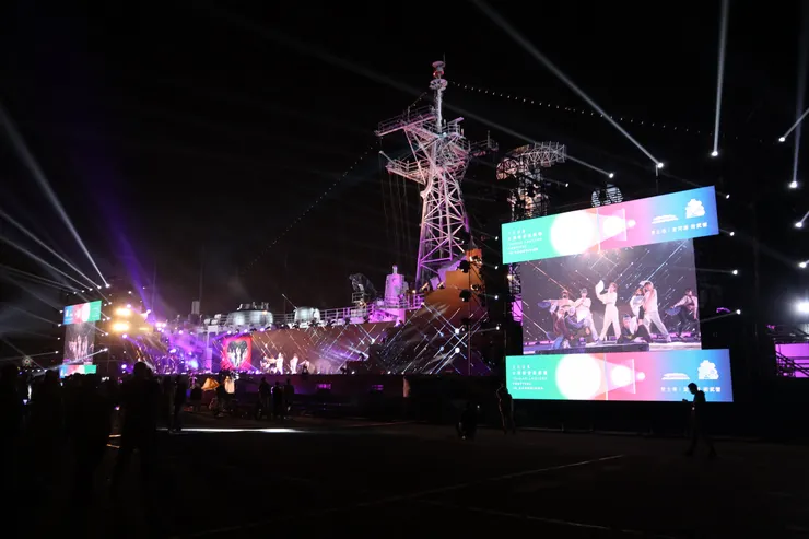 被軍艦、大螢幕包圍的跨年晚會舞台