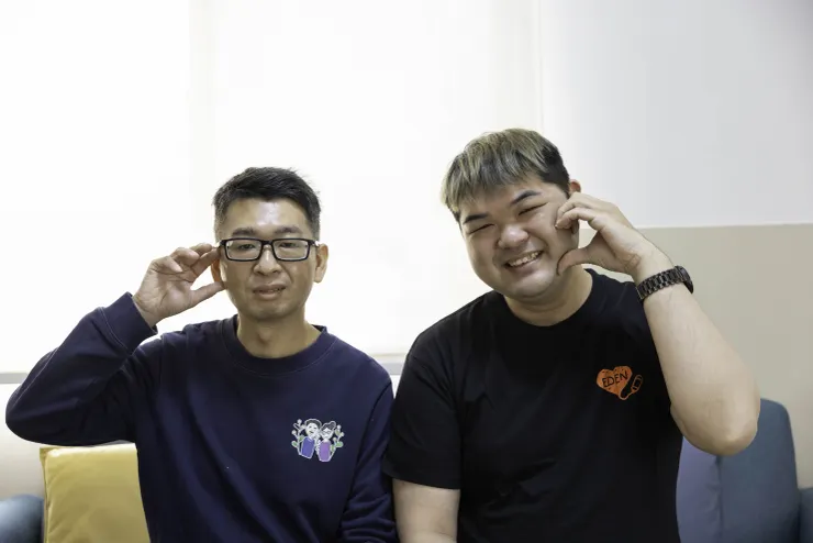 （圖說：組長李家豪(右)陪伴居服員們，將中高齡優勢化為穩定的力量，讓長照服務在專業與信任中更有溫度。）