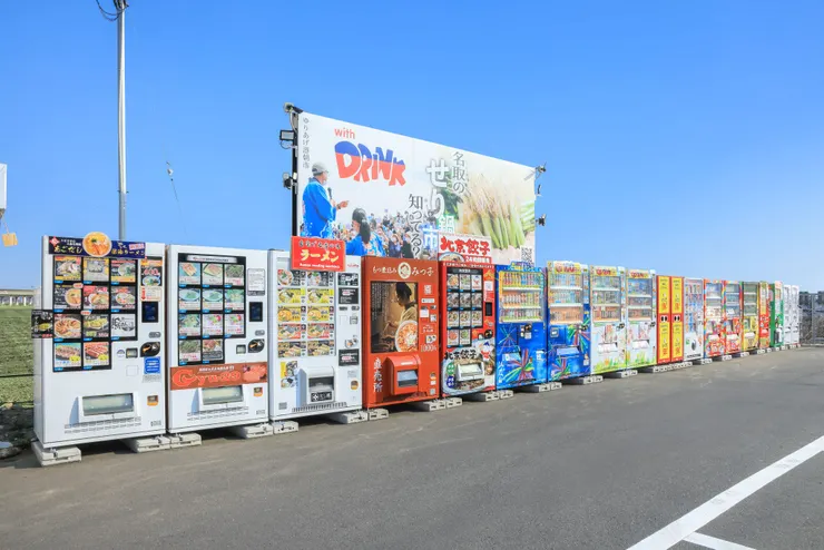 販售拉麵、下酒菜、零食、冰淇淋、T恤等200多種商品的自動販賣機群