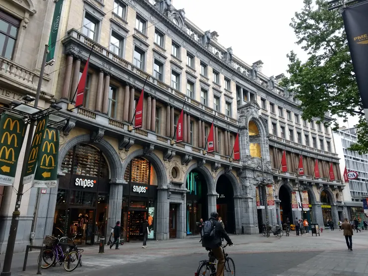 這棟建築其實是購物中心