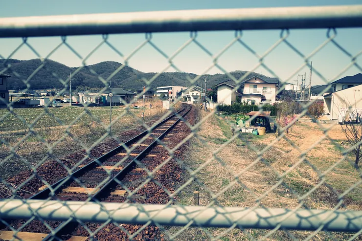 鐵絲網後的鐵軌