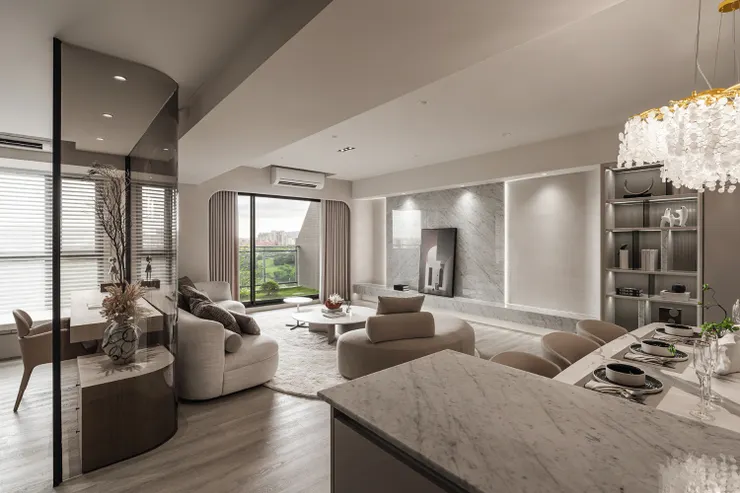 ▲藝瓦空間設計<森林之星D1-12F>，獨特紋理的石材與特殊漆結合的電視牆設計，打造大器的藝術感