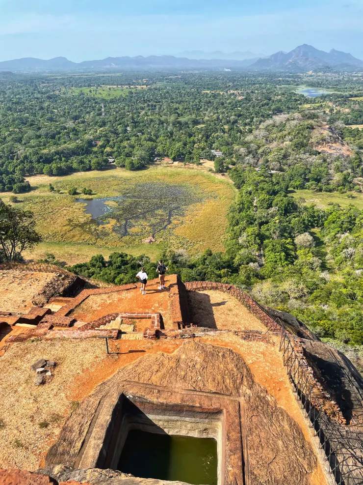 獅子岩上方的王宮遺址