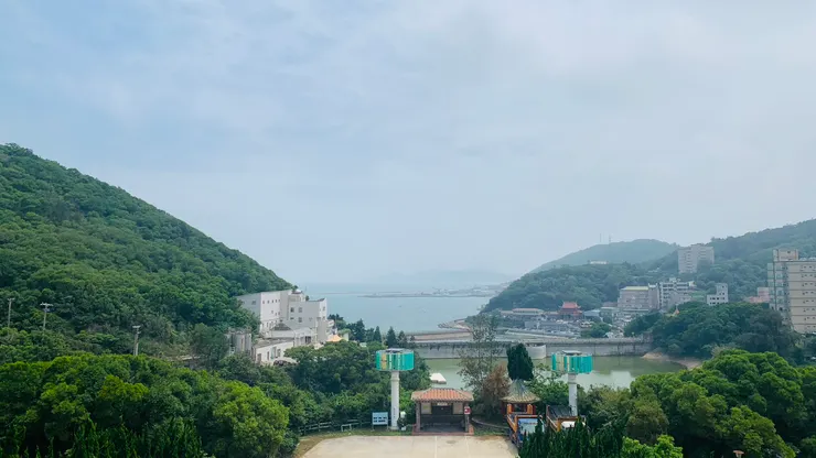 剛好算個絕美的看海角度。