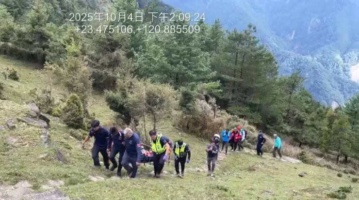 救難人員人力搬運途中使用Lucas搶救但男子最後仍不治。南投縣消防局提供