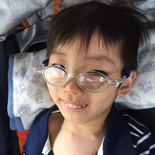 遠視眼鏡輔助視力上的障礙，與輪椅一樣也是輔具。