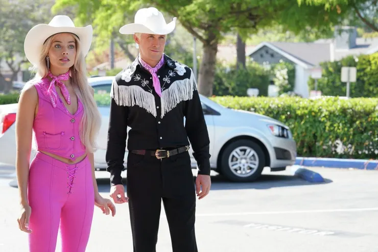 芭比和肯尼到了真實世界的遭遇和體會大不相同