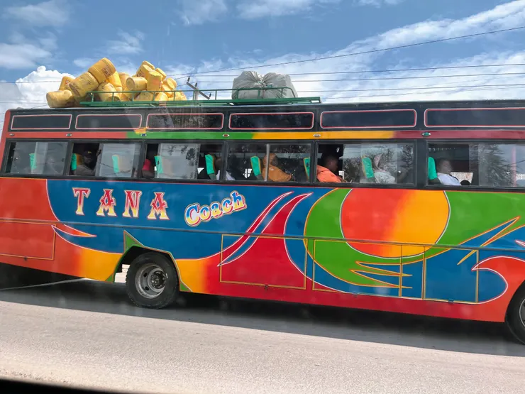 跨城鎮的客運，兼有載貨功能。