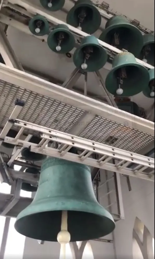 購票上鐘塔,可近距離看到大大小小的鐘。恰逢整點敲鐘,耳膜都快被震破了。