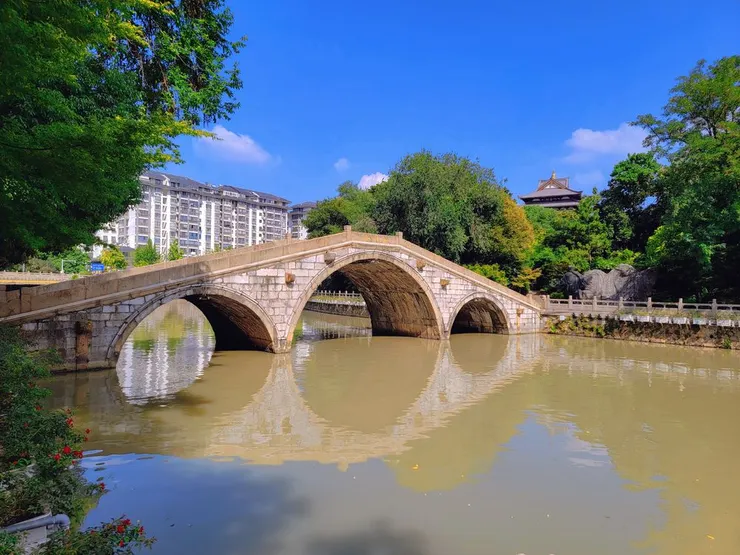 ▲常州東坡公園景區的核心由三面環水的半島，以及古運河中四面環水的半月島組成，兩島間由一座明代古橋廣濟橋相連。（攝影／水靜葳環遊世界366天）