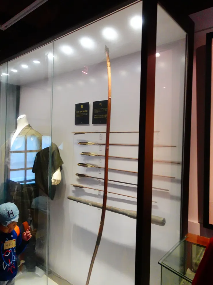 梁道先生生前所使用的弓箭，保存得如此完整充分展現蓄勢待發之勢