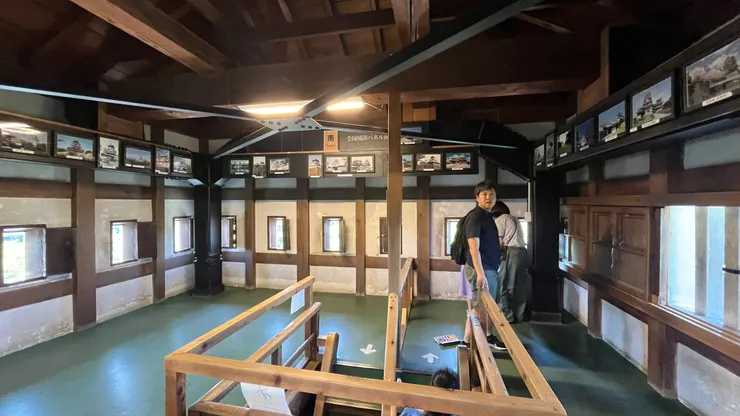 只能「夾縫中」看美景。