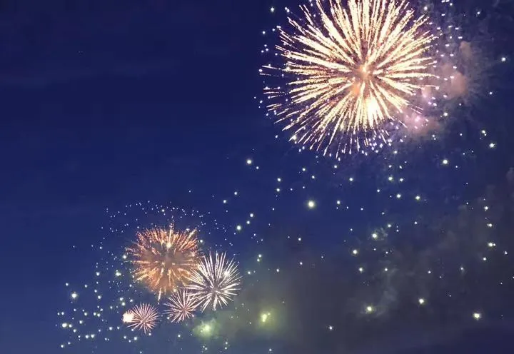 今年看的煙火跟平常不同，又一年了。