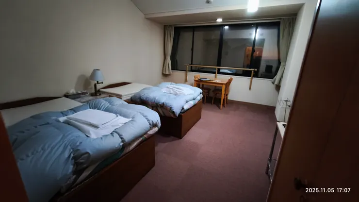 剛進房還未鋪床。