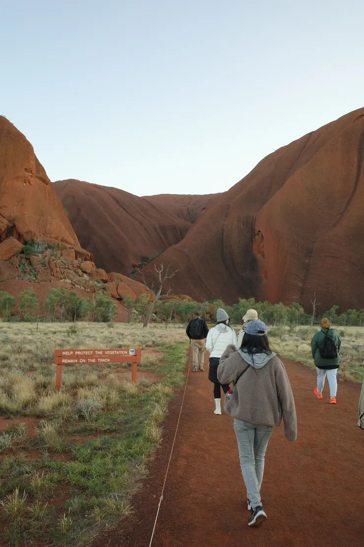 剛到烏魯魯，導遊會先徒步帶我們走進去裡面。