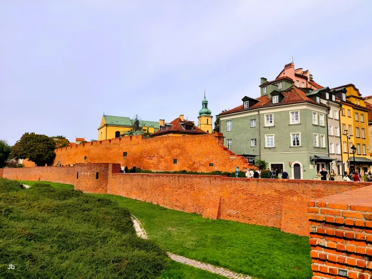 【位於老城區和新城區之間，建於16 世紀的防禦堡壘，城牆與著名的「華沙甕城」相連，也都是戰後精心重建的。】