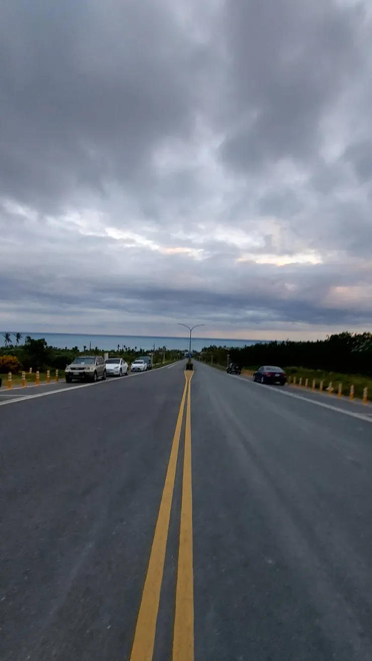 知本大道，搭配厚厚雲層，竟也紓壓