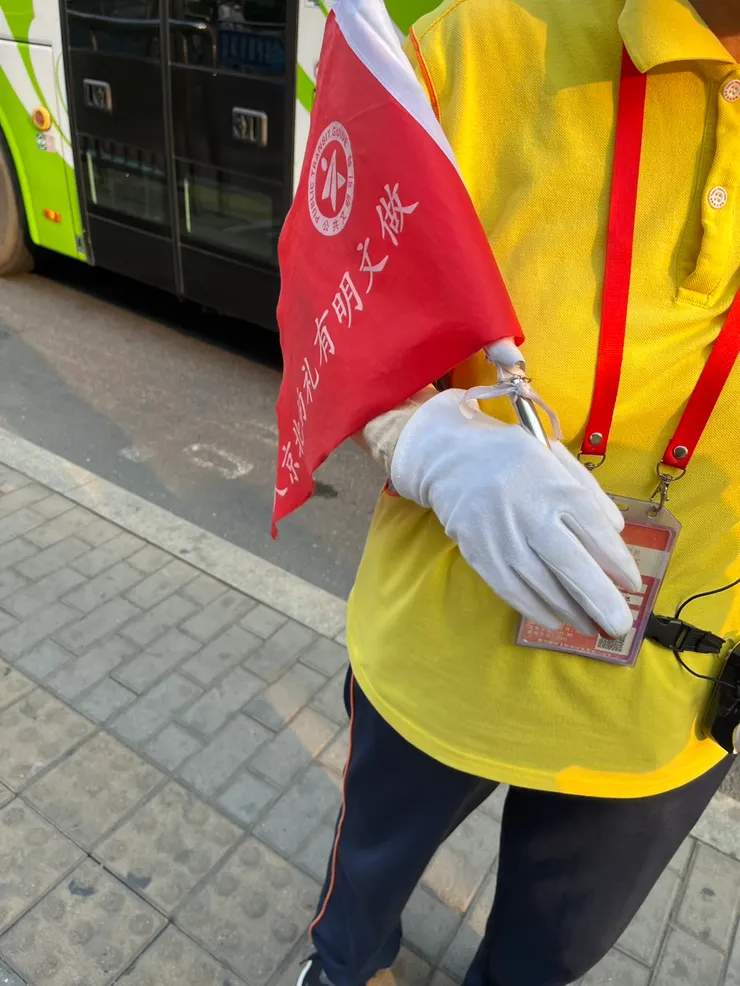 街頭公車站志工姐姐