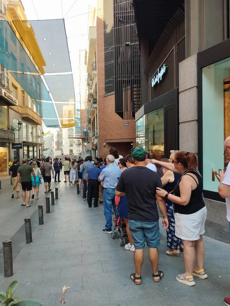 尋找百貨公司的路上，遇見好多人在排隊呀