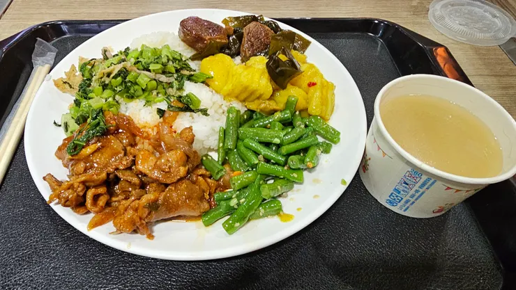 這是昨天我的桃機員工餐!主菜的肉片超下飯!