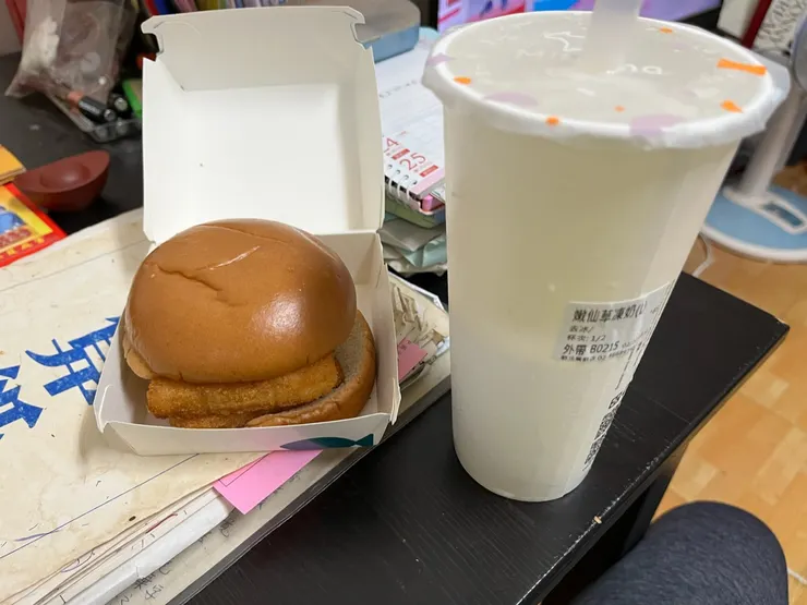 還加了杯大杯嫩仙草凍奶，沒蔬菜所以加了份沙拉懶得拍。