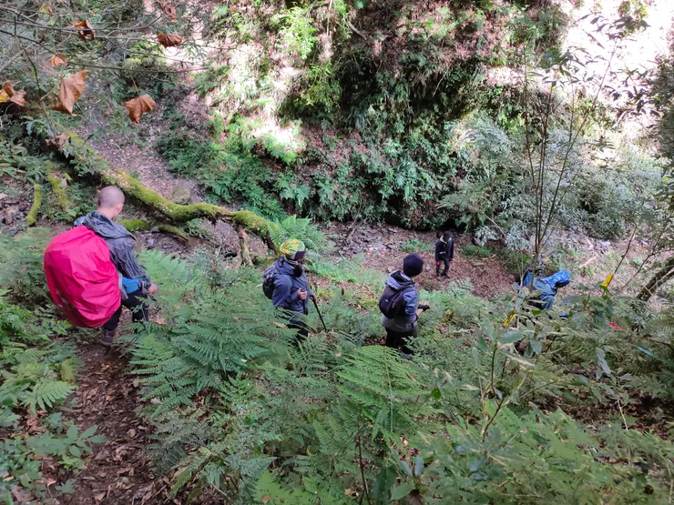 往馬海濮富士山路上的溪溝相當陡峭，順便讓新生練習架設輔助繩的技巧。
