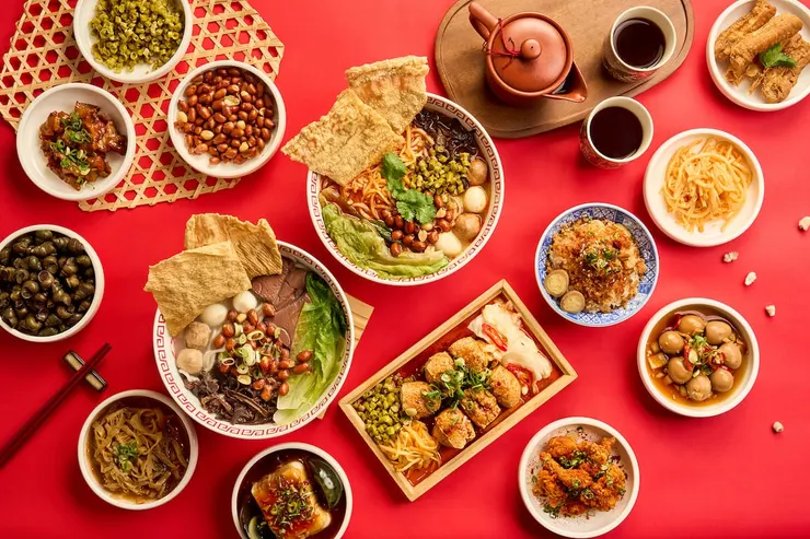 圖說：螺螄粉搭配多樣配料與小食，呈現豐富層次的酸辣風味體驗。（圖／螺螄福螺螄粉專賣店）