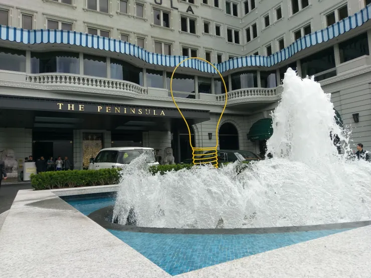 這是香港半島酒店的大門口!