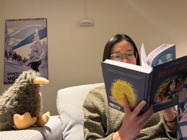 若妹在蒂卡波湖區買了一本狗狗與書店的書