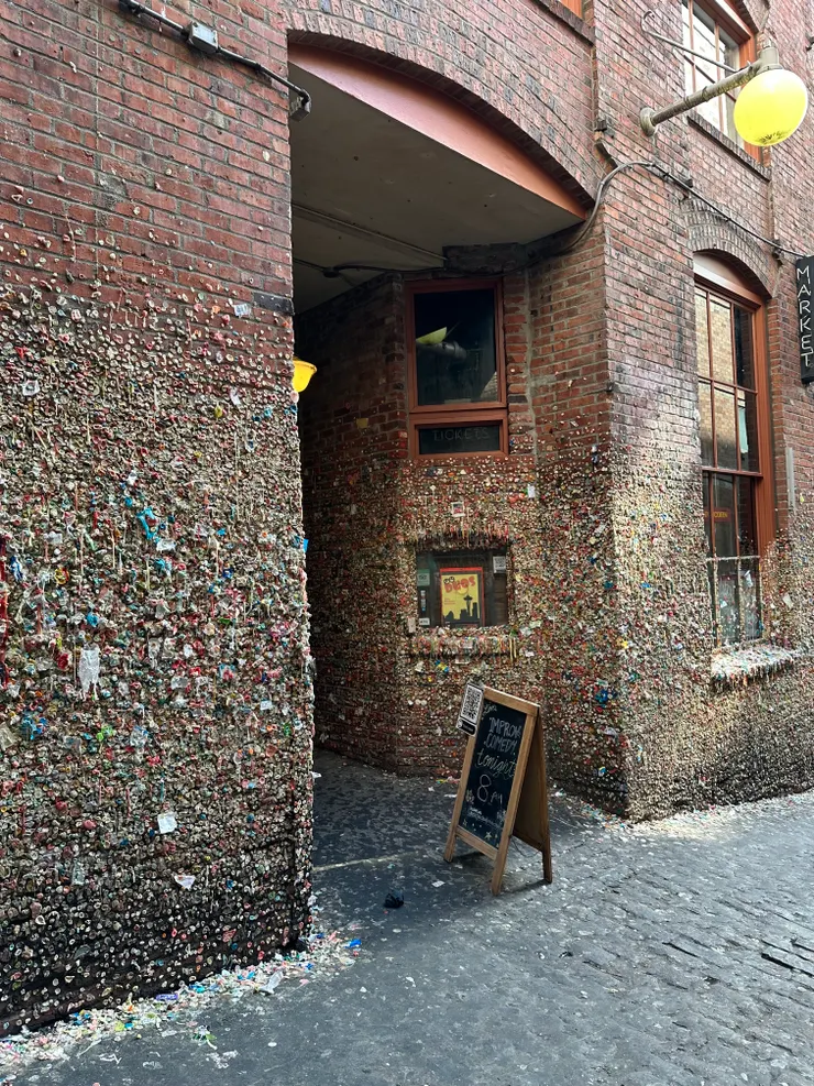 這誇張又噁心的口香糖牆，我想，在疫情嚴重期間應該沒多少人敢靠近吧！？（圖 by Vina)