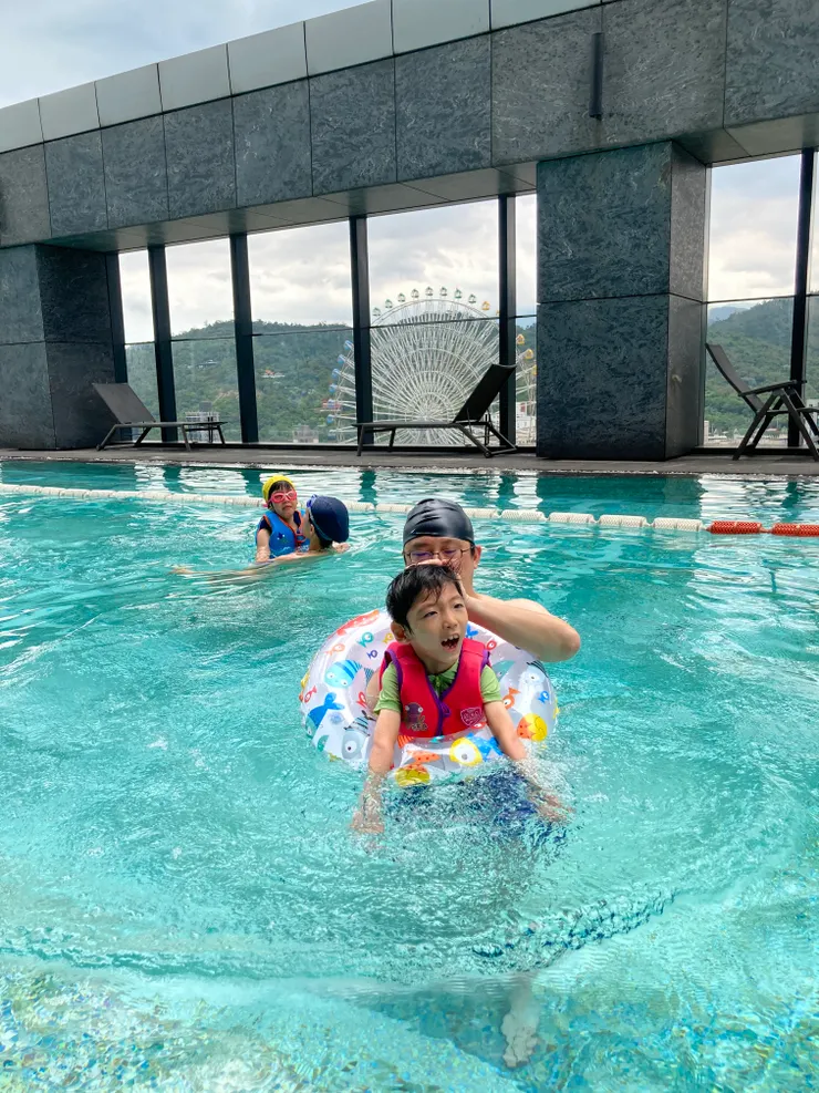 玩露天游泳池若是個陰天沒陽光曬過，對腦傷兒有點涼。