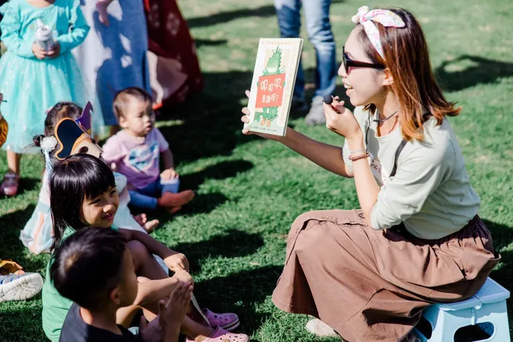 陽光明媚的草地故事時間