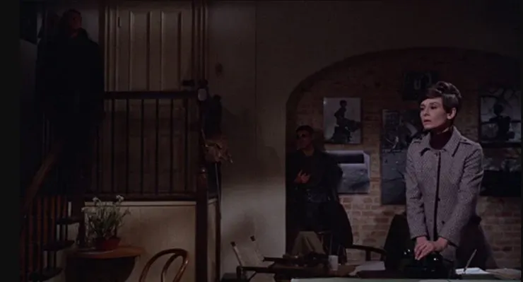 此場景就像營造出危機四伏的感覺。