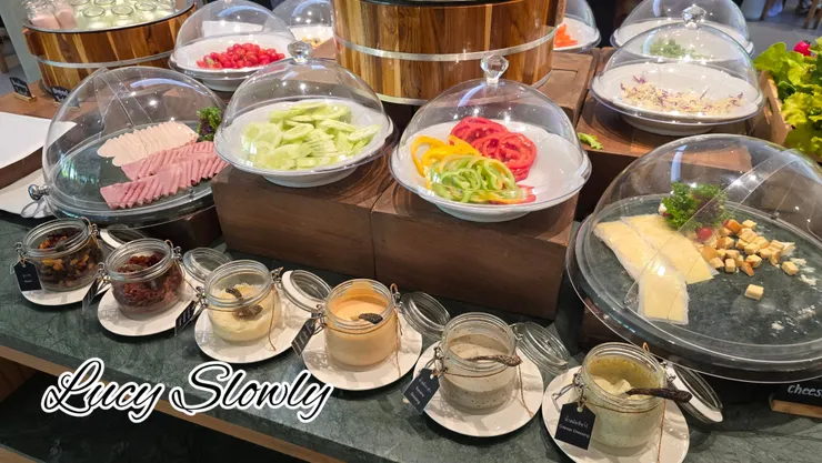 一些起司和火腿、生菜、醬料