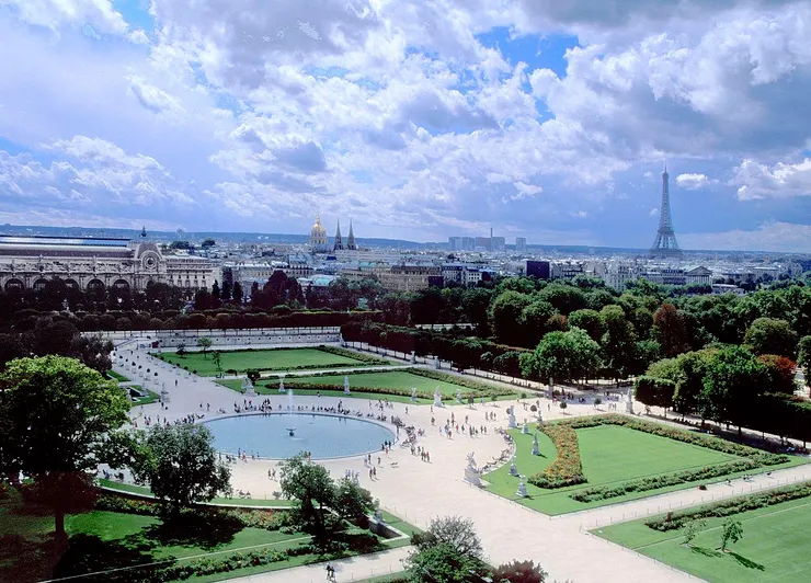 巴黎的「杜樂麗花園（Tuileries）」，緊臨羅浮宮。