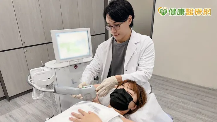 許淳皓醫師說到，狐臭並非個人衛生不佳，或是由飲食產生，這些狀況只會加重狐臭但不是主要生成原因。