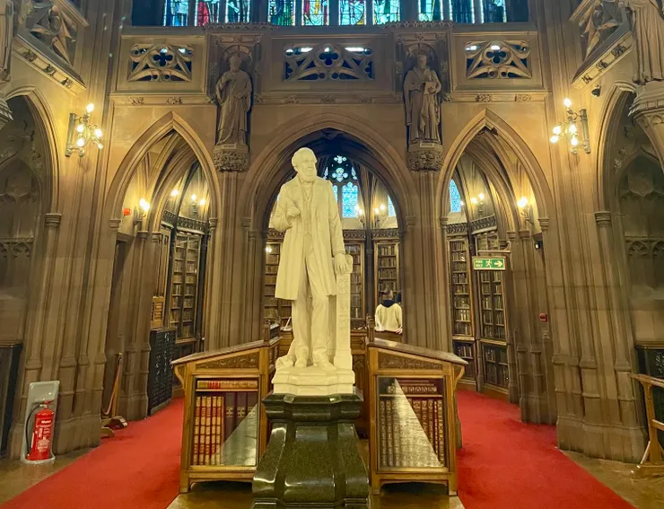 1900年落成的約翰·萊蘭茲圖書館 (John Rylands Research Institute and Library)。