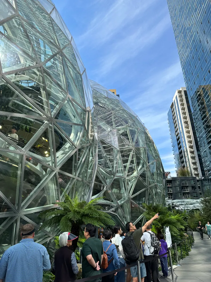 Amazon Spheres 預約人潮眾多，我們只能在遠處欣賞這三座特殊造型的球體建築。（圖 by Vina)