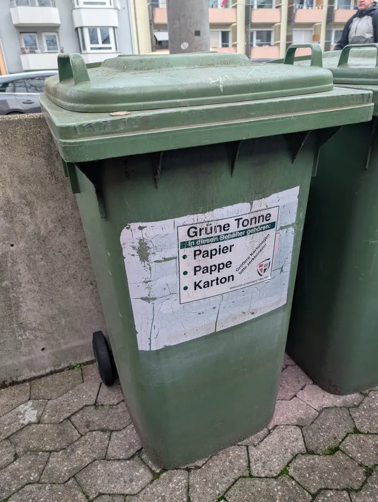 綠色或藍色桶放紙類