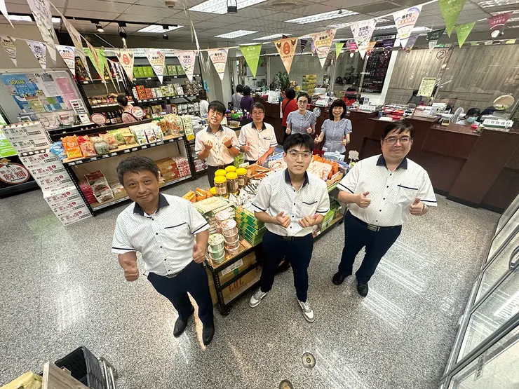 ▲汐止區農會總幹事李俊伸（左一）帶領汐農走出一條都市農會的經營之道。