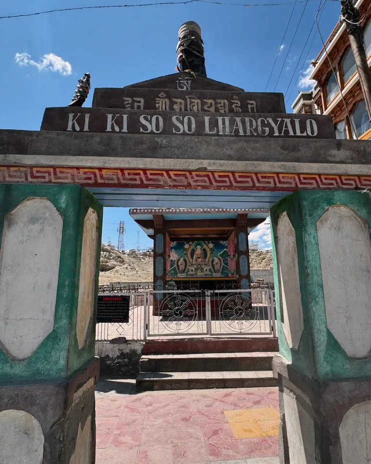 “Ki ki so so lha gyal lo”是藏人在山口頂上背誦的祈禱，意思是「榮耀歸於神」